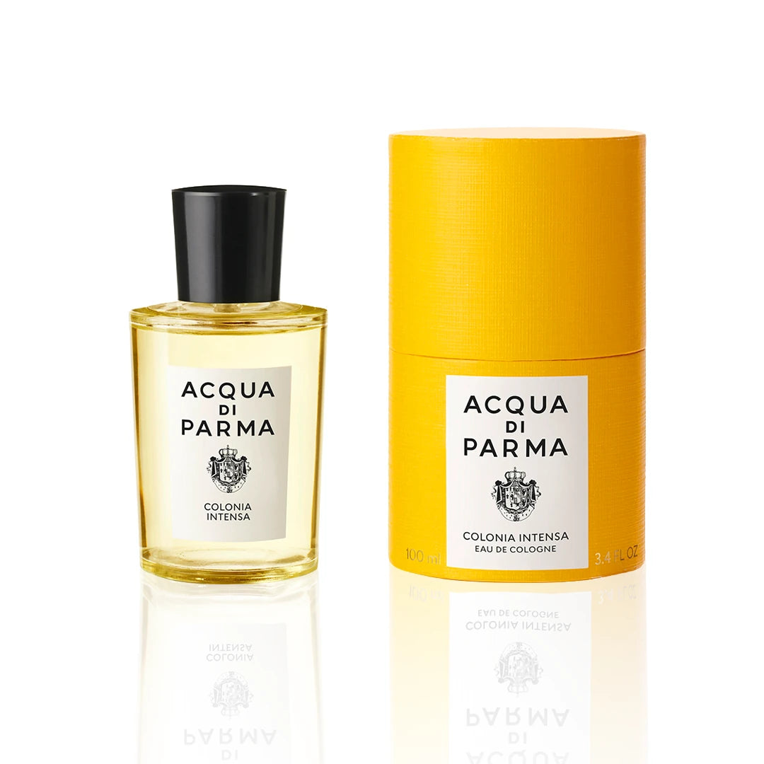Acqua di Parma Colonia Intensa Eau de Cologne Flakon mit Verpackung auf weißem Hintergrund