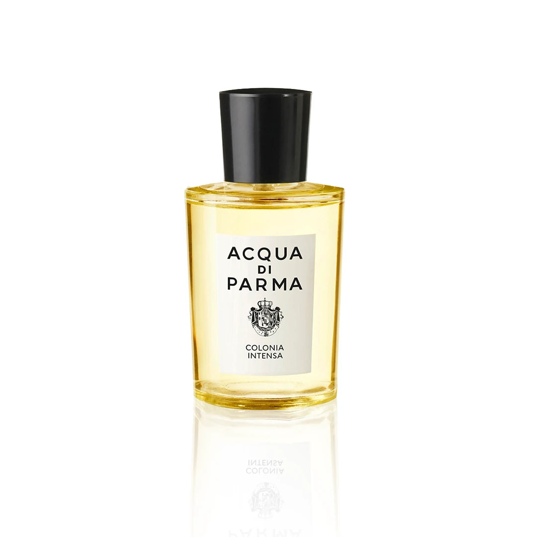 Acqua di Parma Colonia Intensa Eau de Cologne Flakon auf weißem Hintergrund