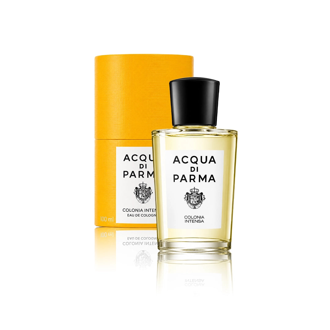 Acqua di Parma Colonia Intensa Eau de Cologne Spray 100 ml Flakon mit Originalverpackung auf weißem Hintergrund