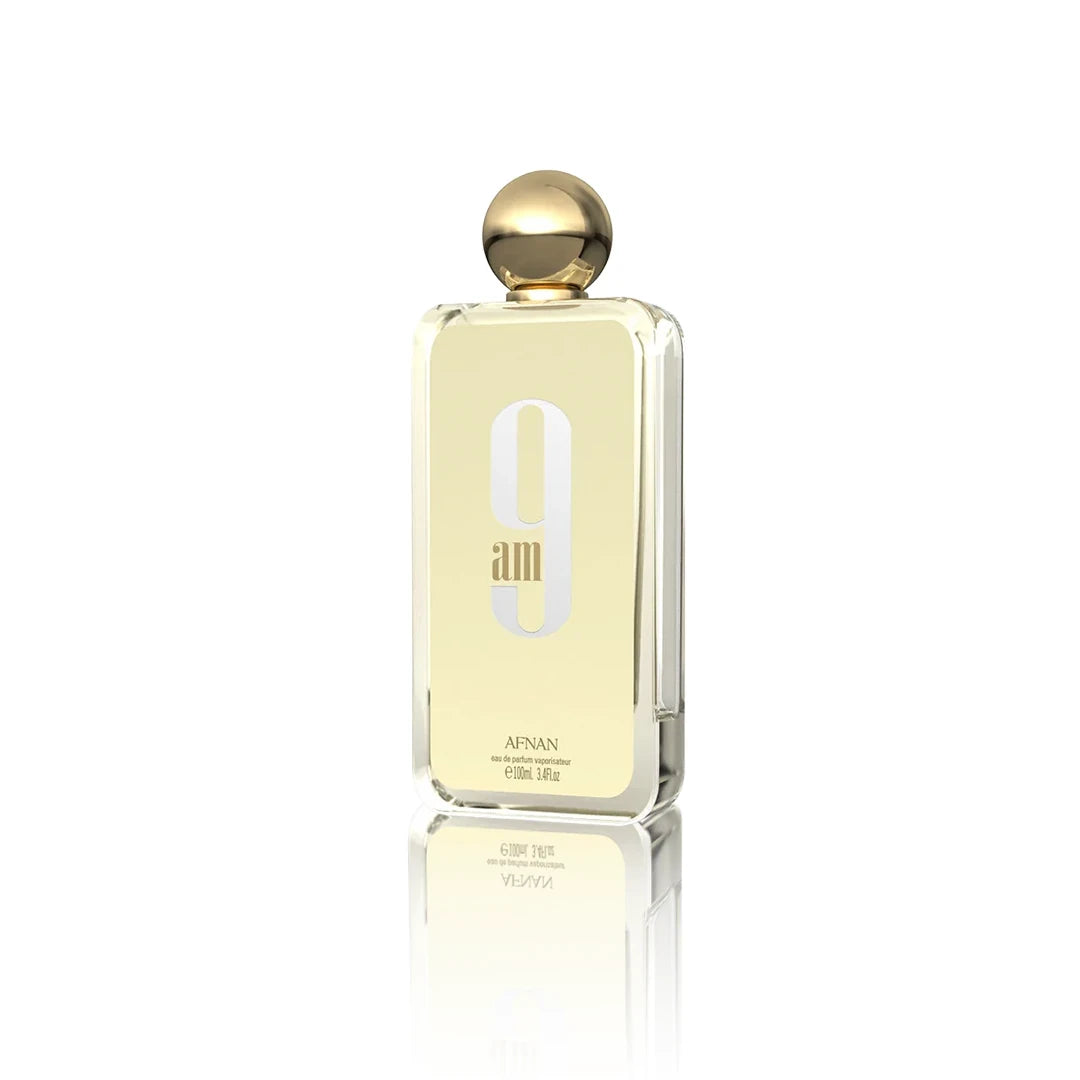 Afnan 9 AM Eau de Parfum Flakon auf weißem Hintergrund aus seitlicher Perspektive