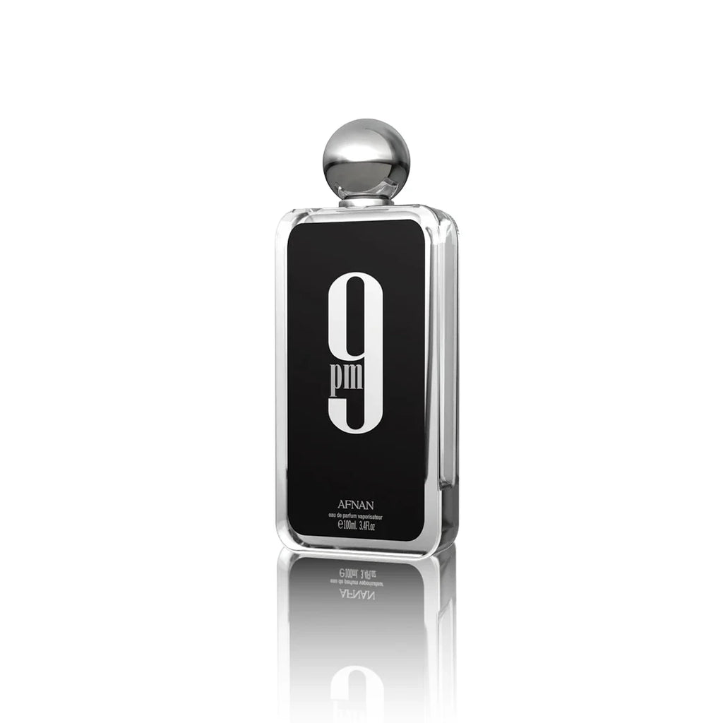 Afnan 9 PM Eau de Parfum 100 ml Flakon Seitenansicht auf weißem Hintergrund