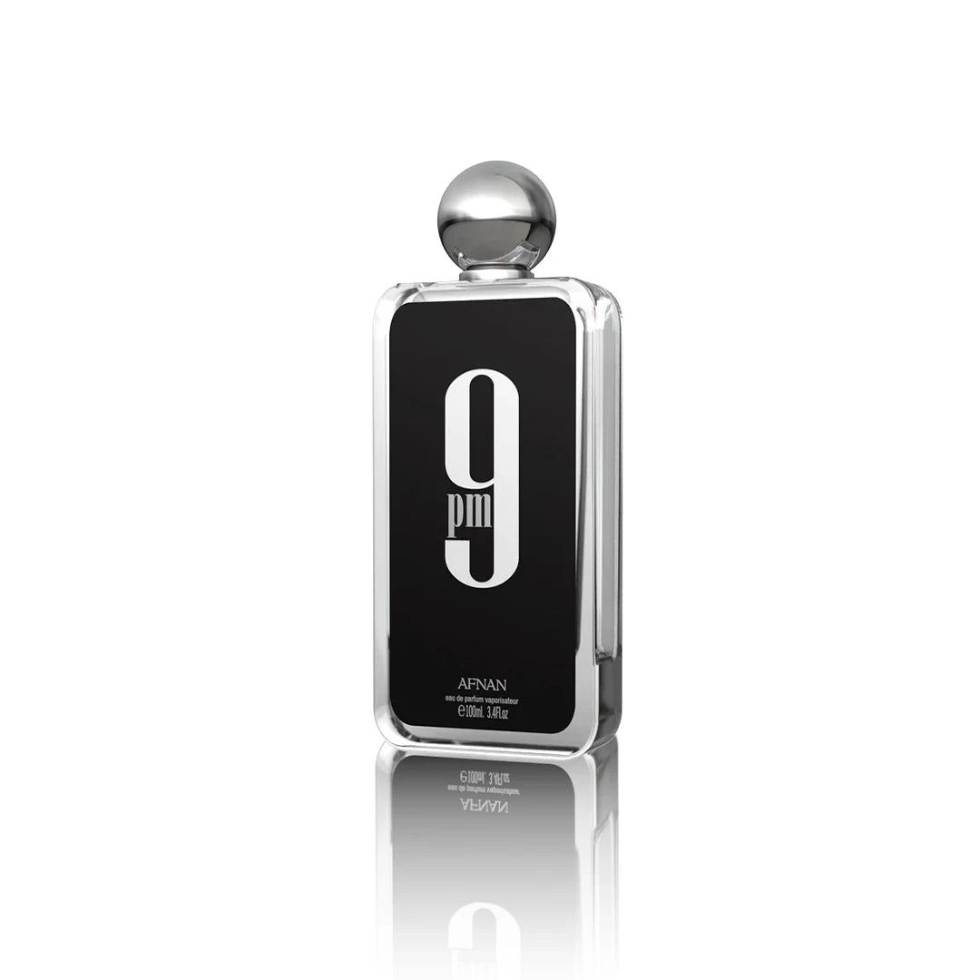 Afnan 9 PM Eau de Parfum 100 ml Flakon Seitenansicht auf weißem Hintergrund