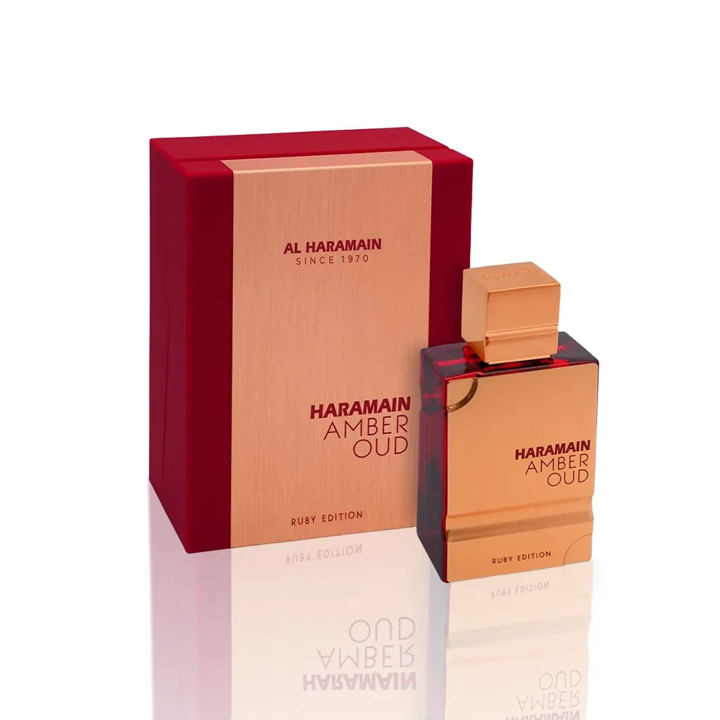 Al Haramain Amber Oud Ruby Edition Eau de Parfum Flakon mit Verpackung auf weißem Hintergrund.