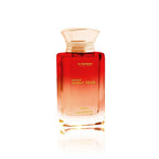 Ajmal Kuro Him Eau de Parfum 90 ml Flakon auf einem Tisch in einem modernen Wohnzimmer mit elegant gekleidetem Mann im Hintergrund.