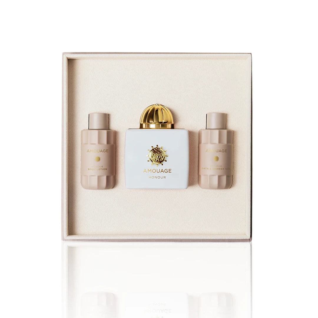 Amouage Honour Woman Eau de Parfum Geschenkset mit Flakon, Body Lotion und Bath & Shower Gel auf weißem Hintergrund.