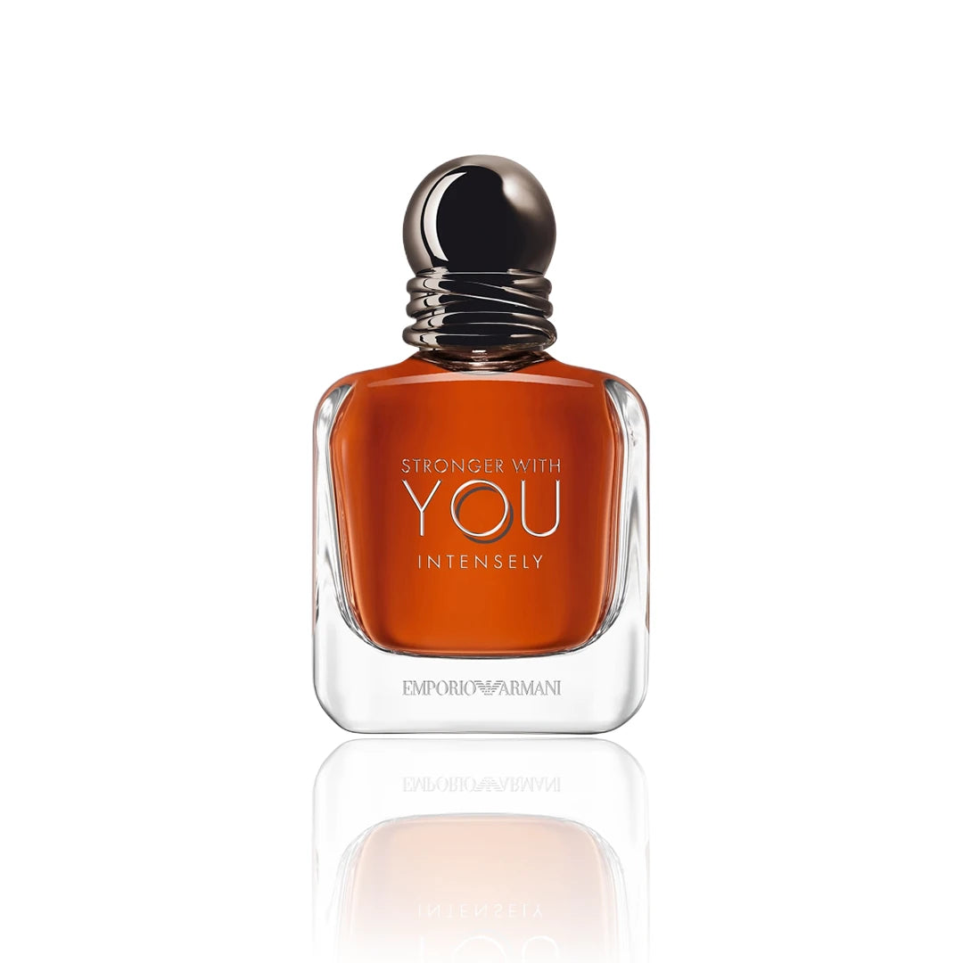 Armani Stronger With You Intensely Eau de Parfum 50 ml Flakon auf weißem Hintergrund.