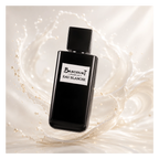 Brecourt Eau Blanche Eau de Parfum in einer eleganten, hellen Lifestyle-Szene mit fließenden weißen Akzenten.