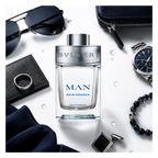 Bvlgari Man Rain Essence Eau de Parfum mit eleganten Herrenaccessoires wie Uhr, Sonnenbrille, Manschettenknöpfen und Lederbörse auf hellem Hintergrund.