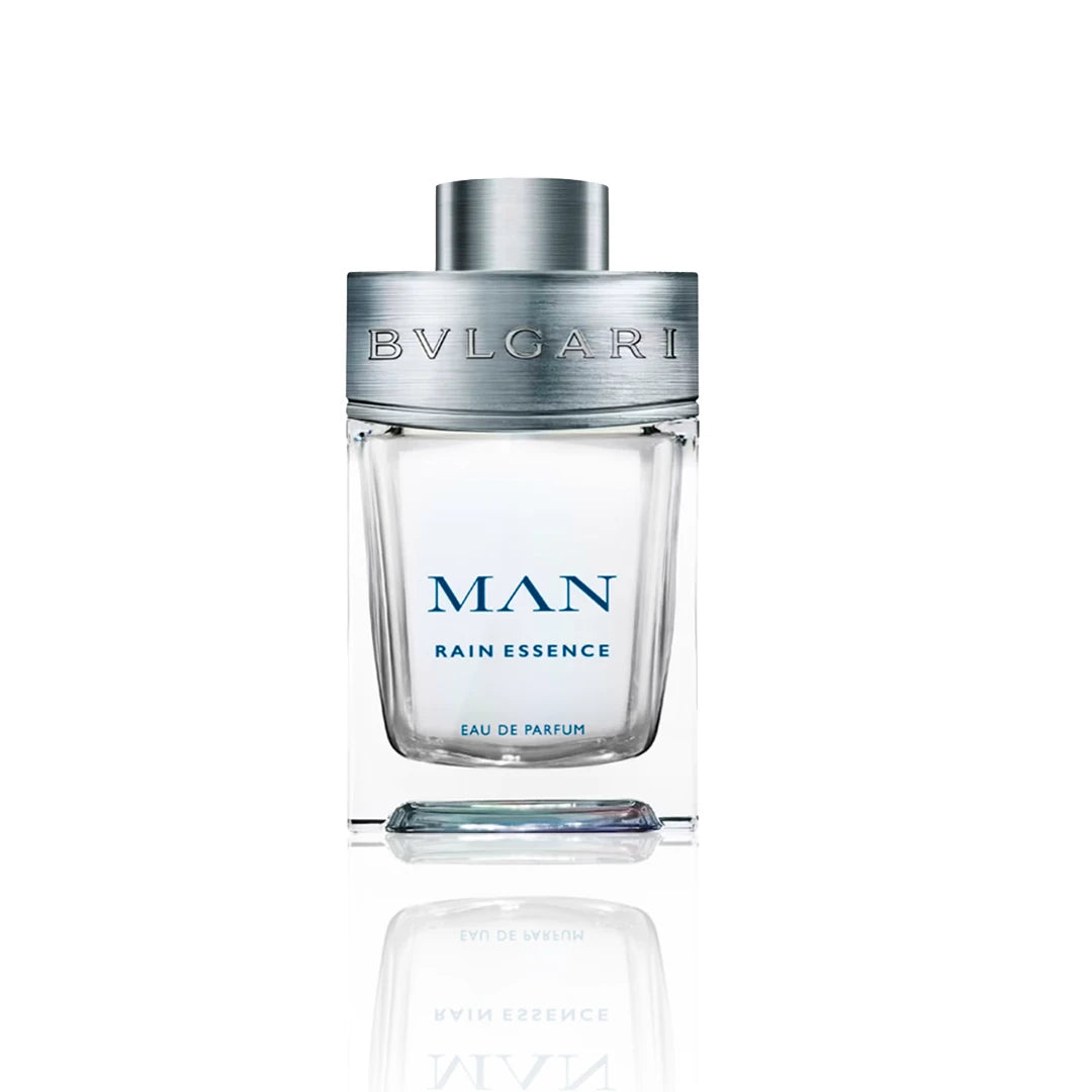 Bvlgari Man Rain Essence Eau de Parfum Flakon auf weißem Hintergrund