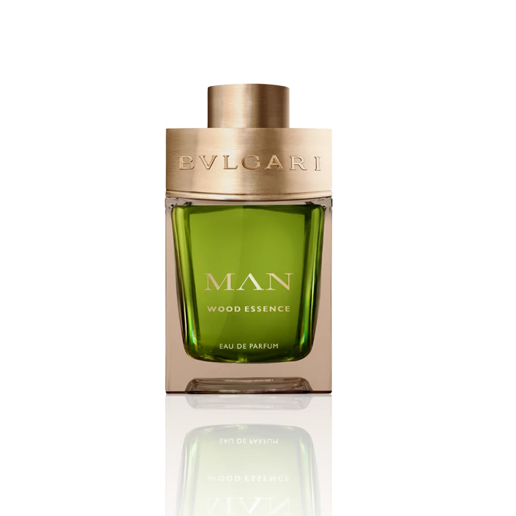 Bvlgari Man Wood Essence Eau de Parfum Flakon auf weißem Hintergrund.