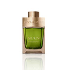 Bvlgari Man Wood Essence Eau de Parfum Flakon auf weißem Hintergrund.