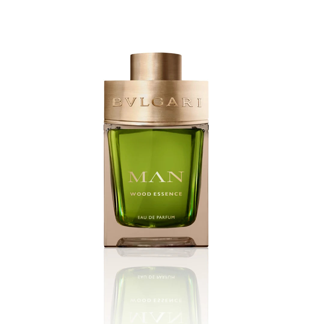 Bvlgari Man Wood Essence Eau de Parfum Flakon auf weißem Hintergrund.