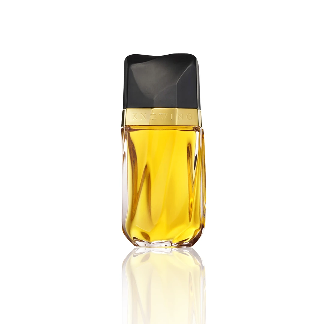 Estée Lauder Knowing Eau de Parfum 75 ml Flakon auf weißem Hintergrund