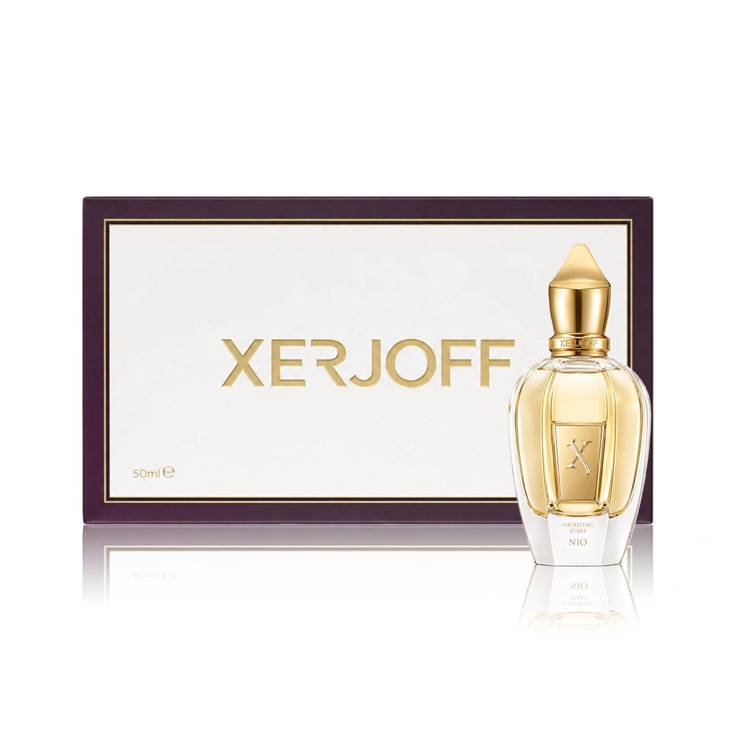 Xerjoff Nio Eau de Parfum 50 ml Flakon mit seitlich liegender Originalverpackung auf weißem Hintergrund